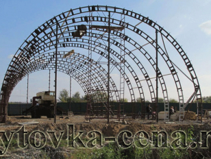 Вид ангара на сваях с улицы.