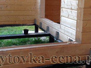 Крепления дома к сваям.